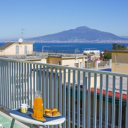 Апартаменты Super Attico Vista Mare Con Piscina Сорренто Экстерьер фото