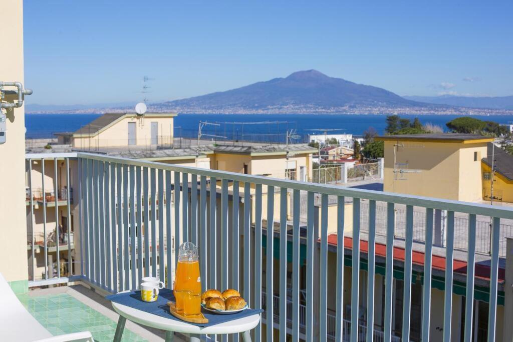 Апартаменты Super Attico Vista Mare Con Piscina Сорренто Экстерьер фото