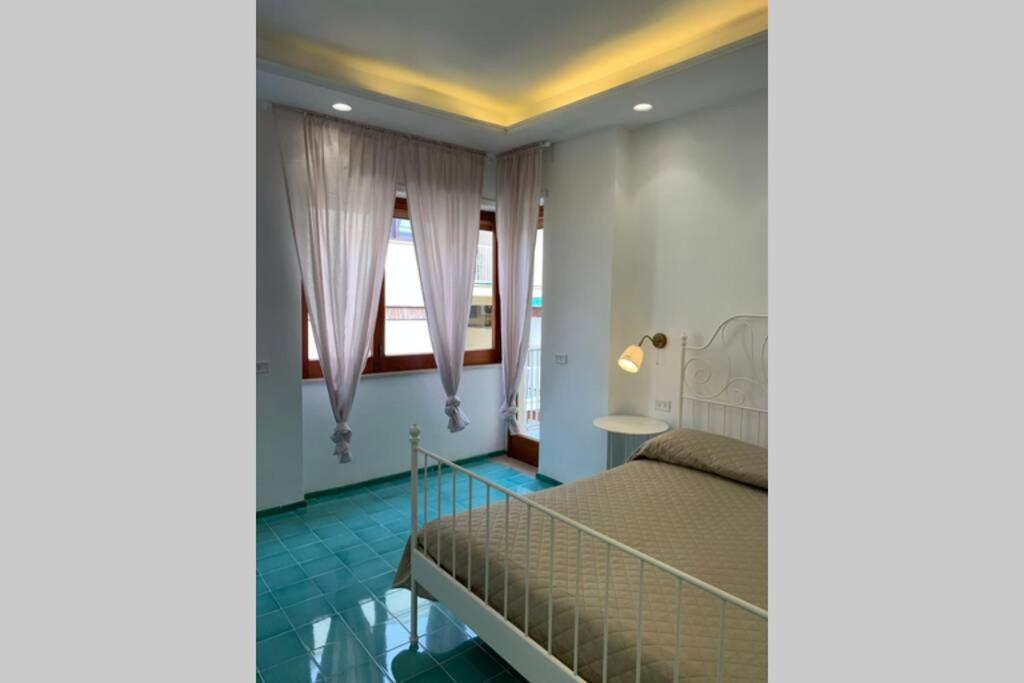 Апартаменты Super Attico Vista Mare Con Piscina Сорренто Экстерьер фото