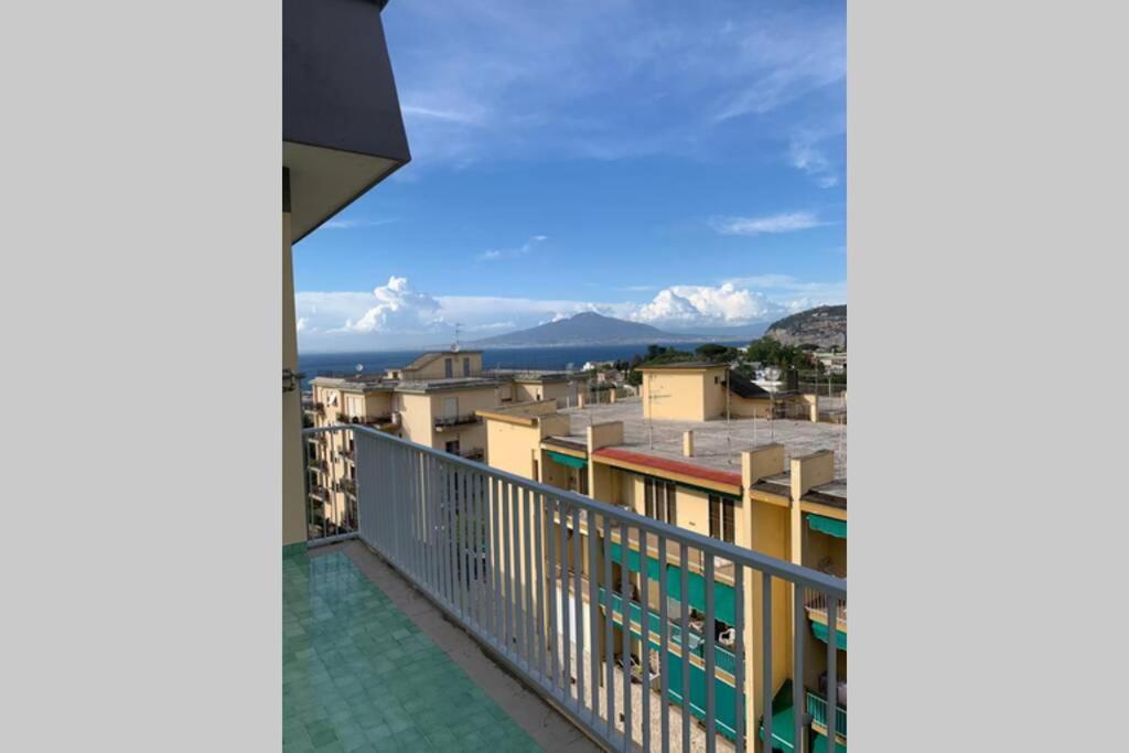 Апартаменты Super Attico Vista Mare Con Piscina Сорренто Экстерьер фото