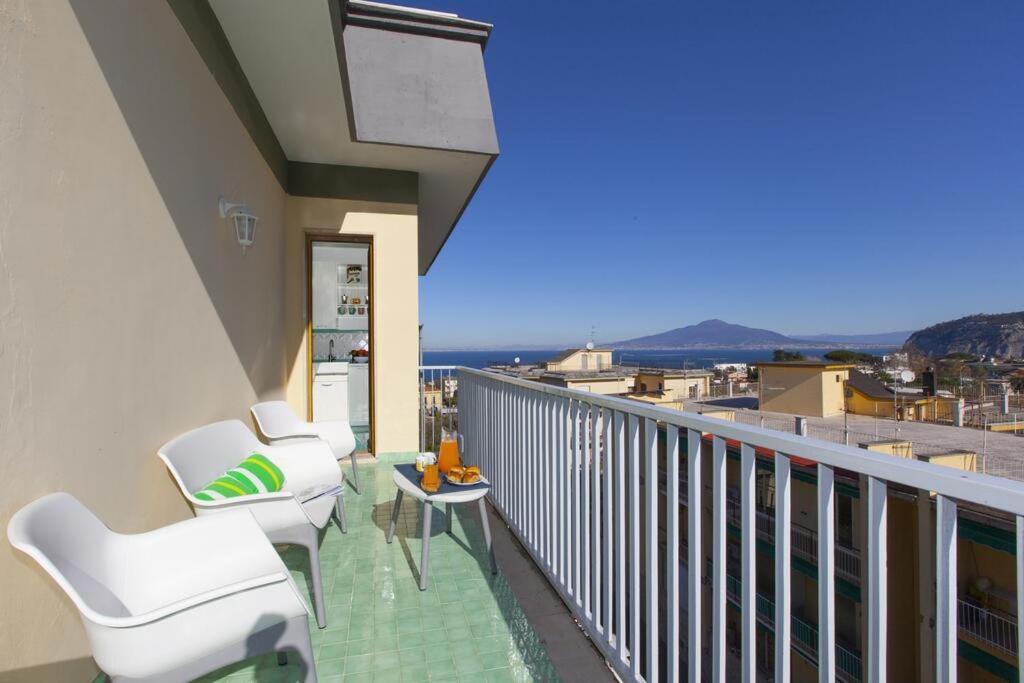 Апартаменты Super Attico Vista Mare Con Piscina Сорренто Экстерьер фото