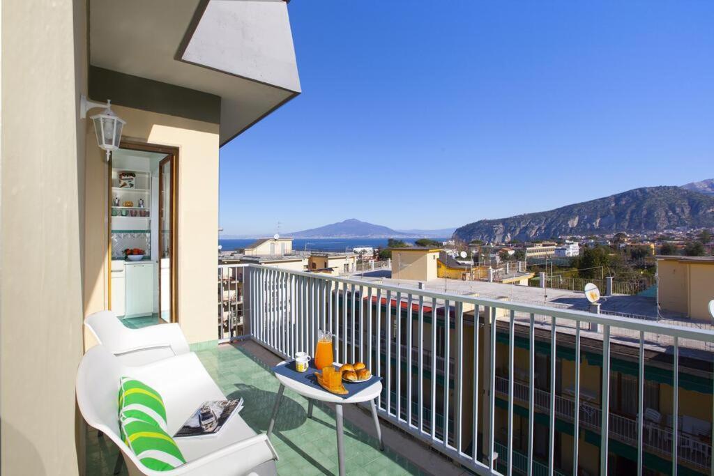 Апартаменты Super Attico Vista Mare Con Piscina Сорренто Экстерьер фото