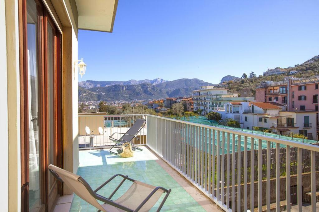 Апартаменты Super Attico Vista Mare Con Piscina Сорренто Экстерьер фото