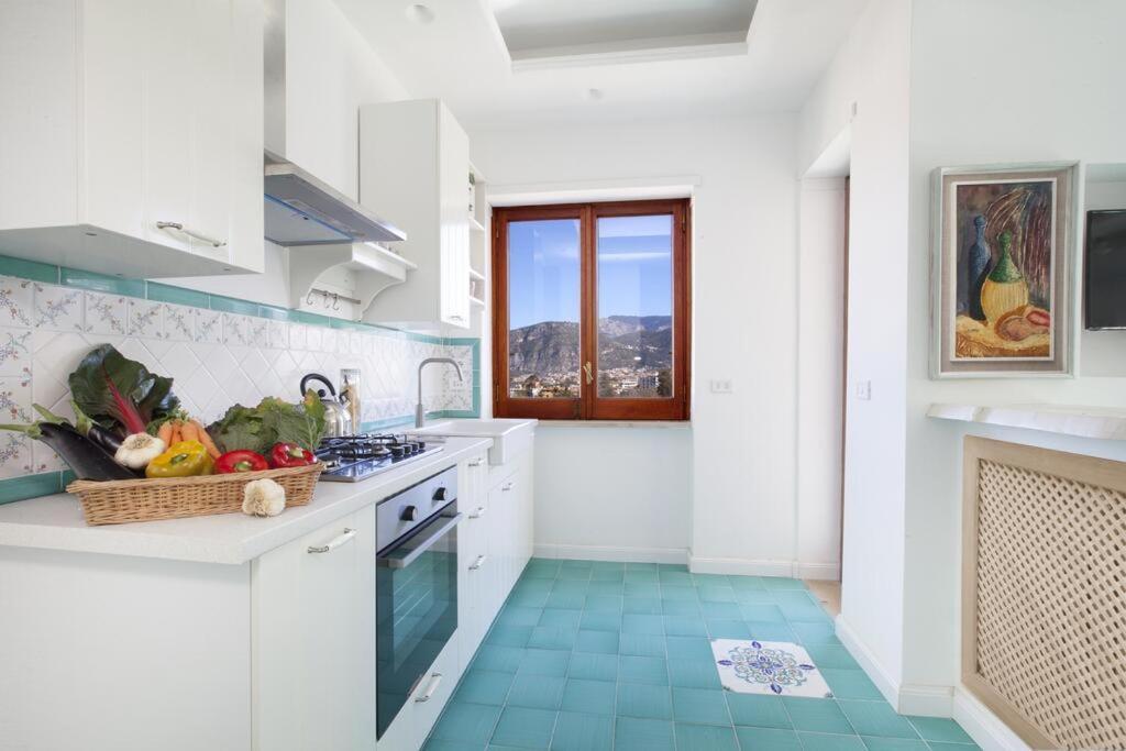 Апартаменты Super Attico Vista Mare Con Piscina Сорренто Экстерьер фото