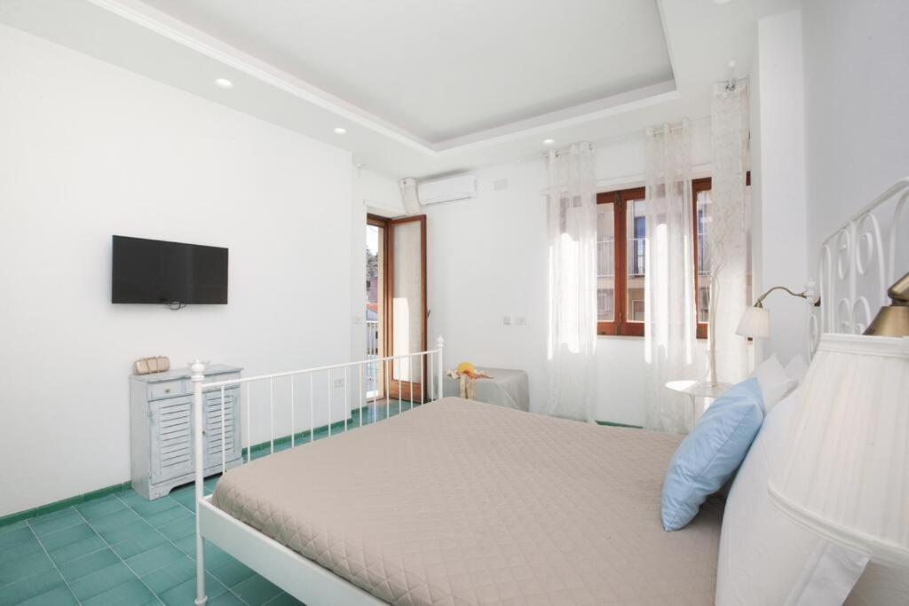 Апартаменты Super Attico Vista Mare Con Piscina Сорренто Экстерьер фото