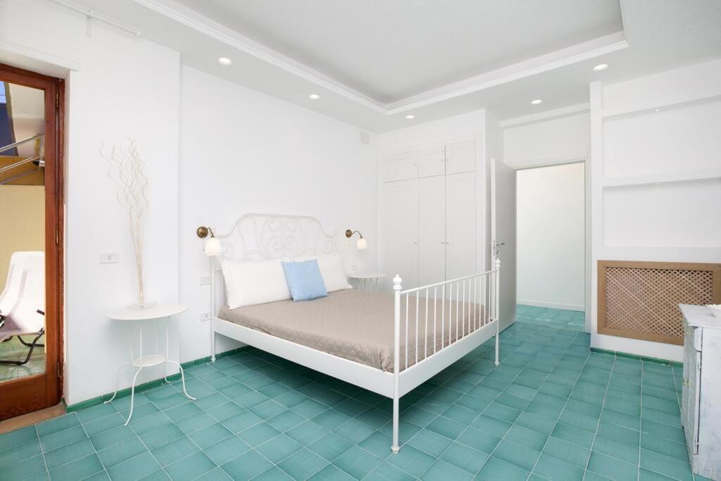 Апартаменты Super Attico Vista Mare Con Piscina Сорренто Экстерьер фото
