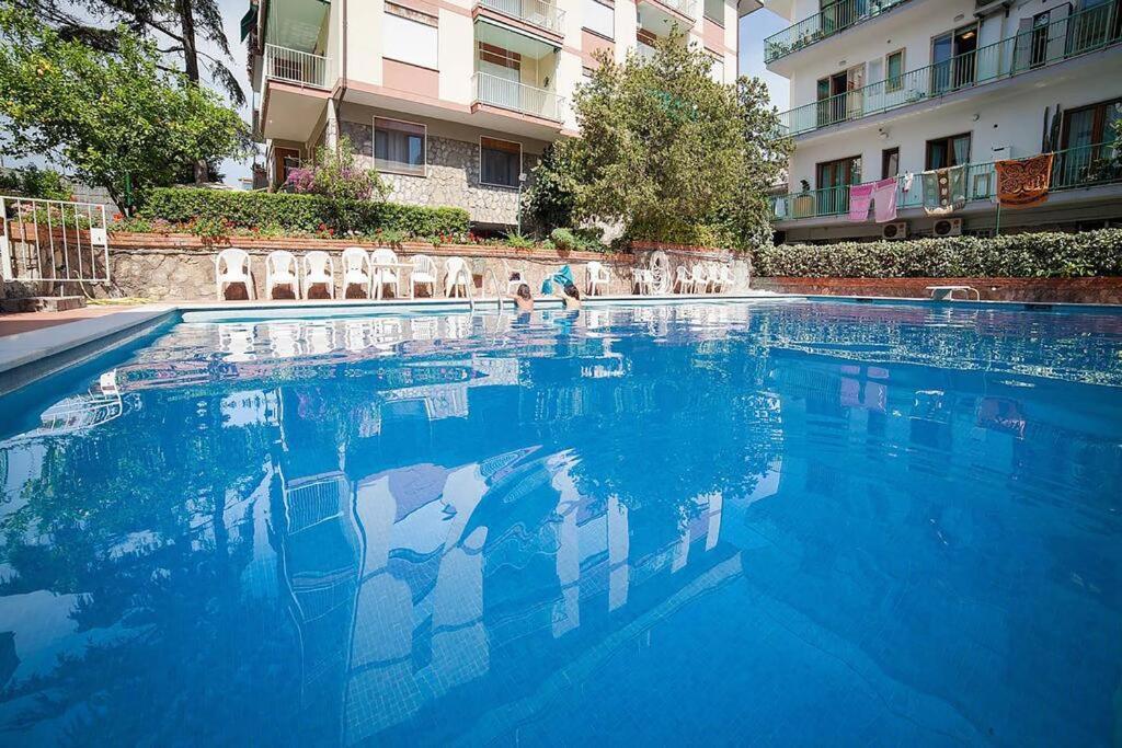 Апартаменты Super Attico Vista Mare Con Piscina Сорренто Экстерьер фото
