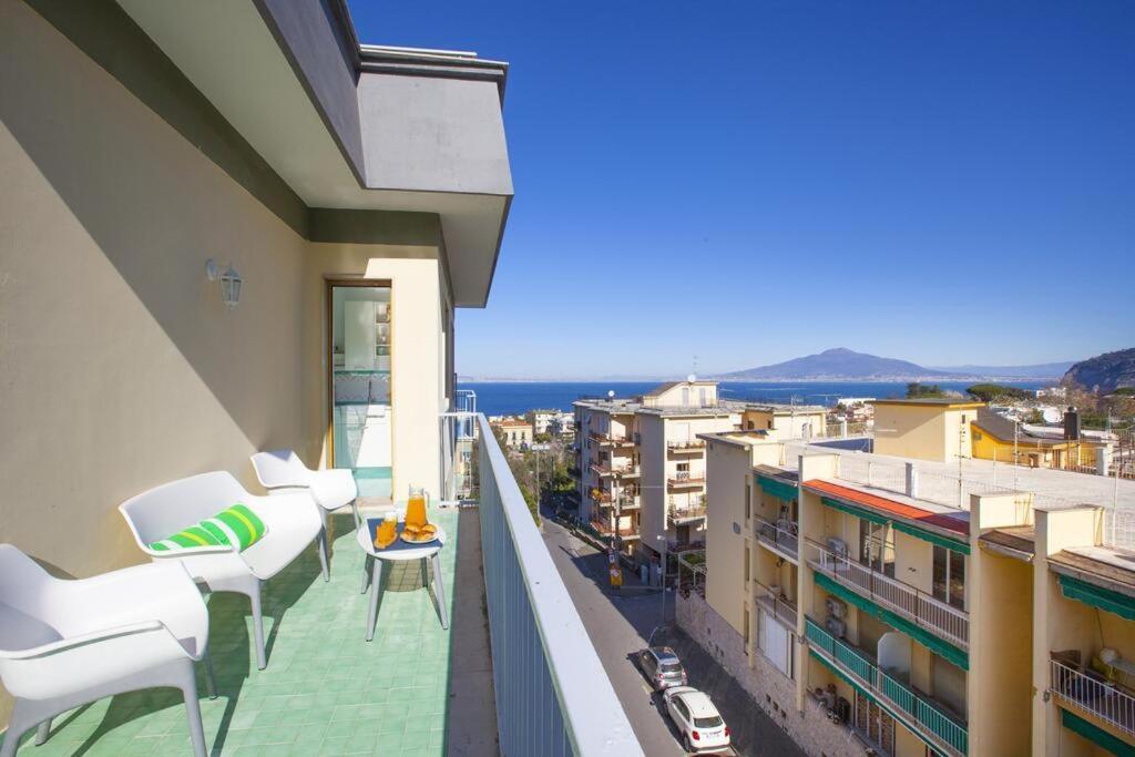 Апартаменты Super Attico Vista Mare Con Piscina Сорренто Экстерьер фото