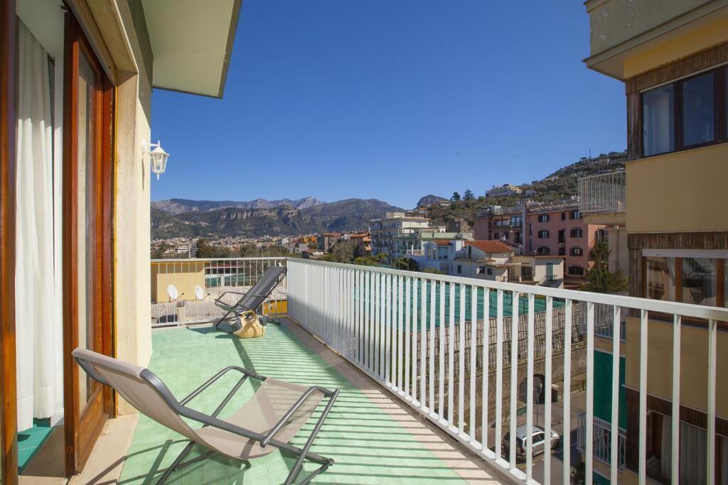 Апартаменты Super Attico Vista Mare Con Piscina Сорренто Экстерьер фото