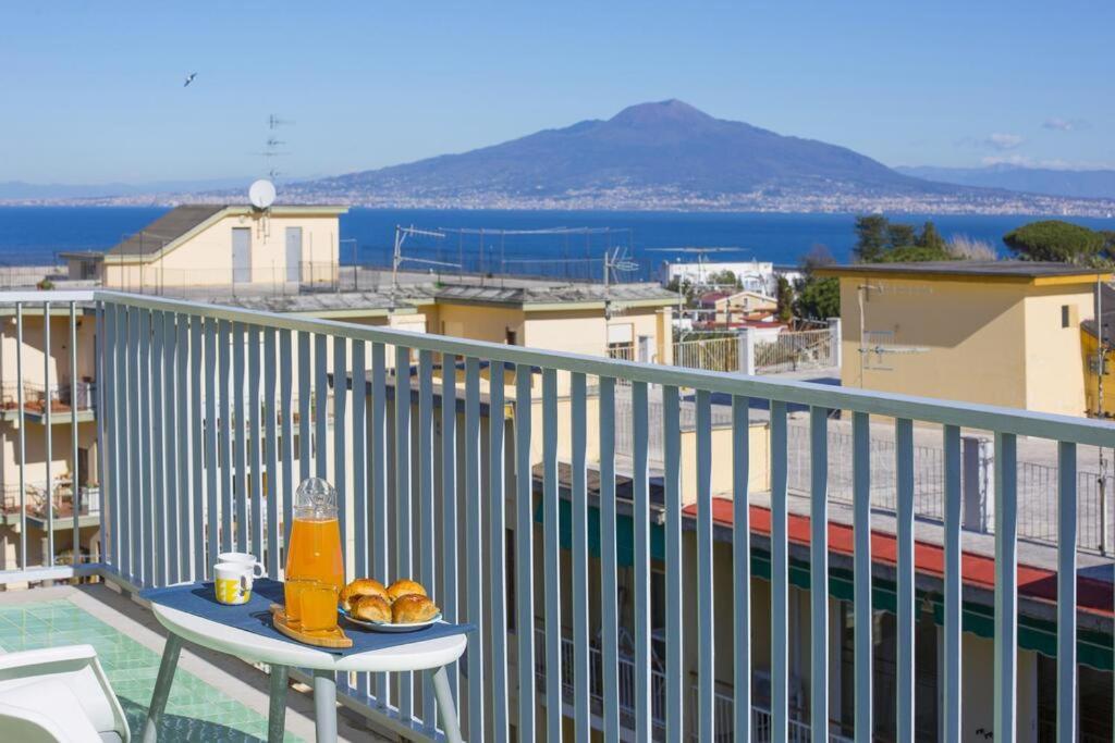 Апартаменты Super Attico Vista Mare Con Piscina Сорренто Экстерьер фото