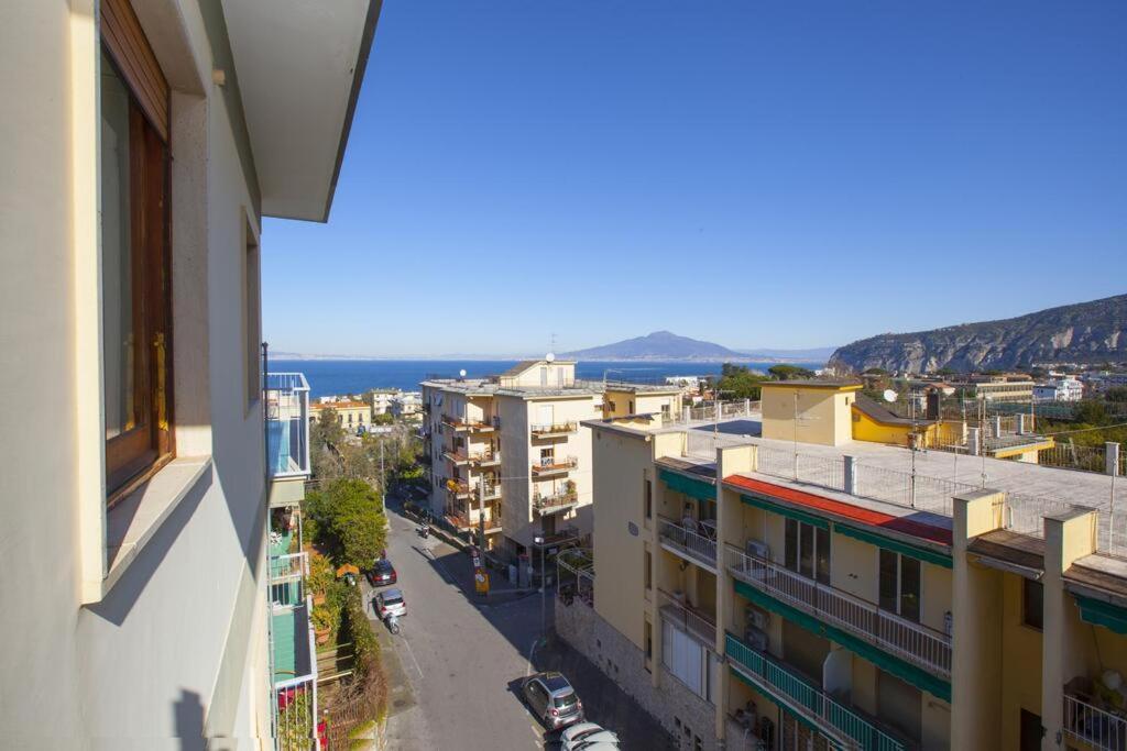 Апартаменты Super Attico Vista Mare Con Piscina Сорренто Экстерьер фото