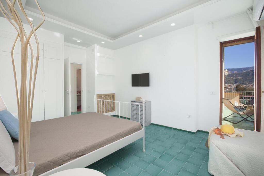 Апартаменты Super Attico Vista Mare Con Piscina Сорренто Экстерьер фото