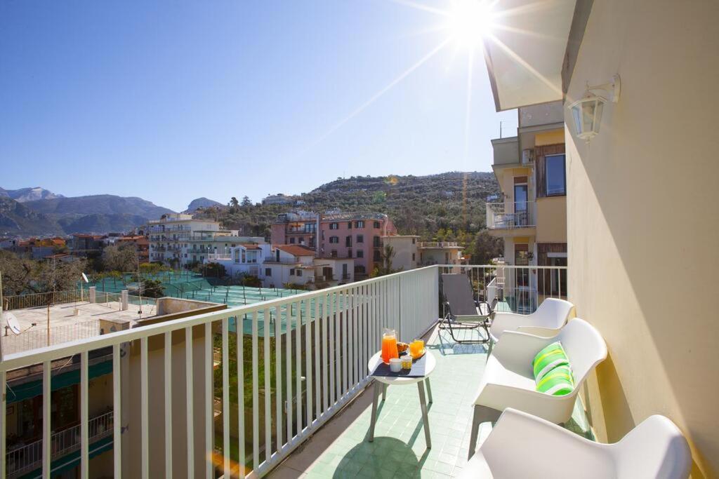 Апартаменты Super Attico Vista Mare Con Piscina Сорренто Экстерьер фото